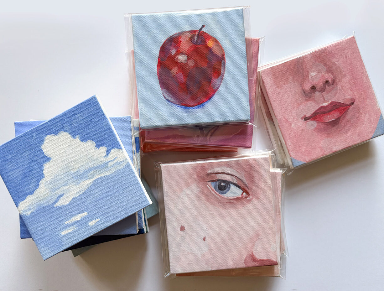 Kleine Acrylbilder, 10 auf 10 cm, mit Sujets wie Wolken, Äpfel, Münder und Augen